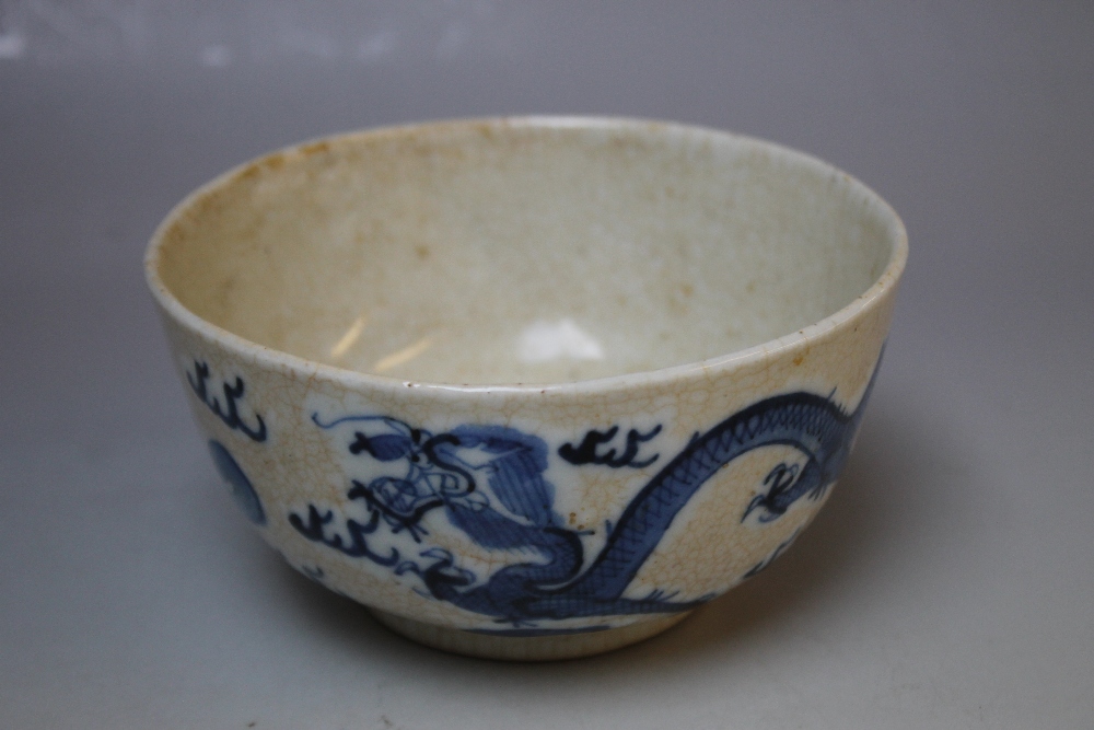 A CHINESE CRACKLE GLAZE STYLE BOWL, Dia 12.5 cm