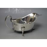 A HALLMARKED SILVER SAUCE BOAT BY VINER'S - SHEFFIELD 1965, approx weight 155g, W 17.5 cm