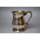 A HALLMARKED SILVER MUG - LONDON 1919, approx weight 220g, H 10.5 cm