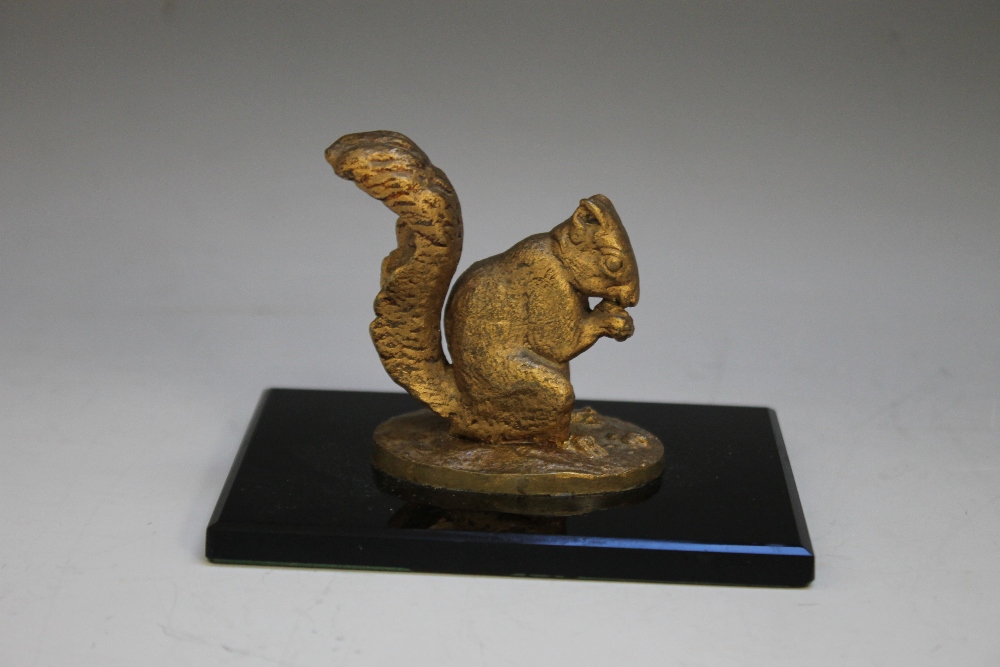 A DECORATIVE DESK WEIGHT IN THE FORM OF A BRONZED GILT SQUIRREL RAISED ON A SLENDER POLISHED ONYX - Image 5 of 6