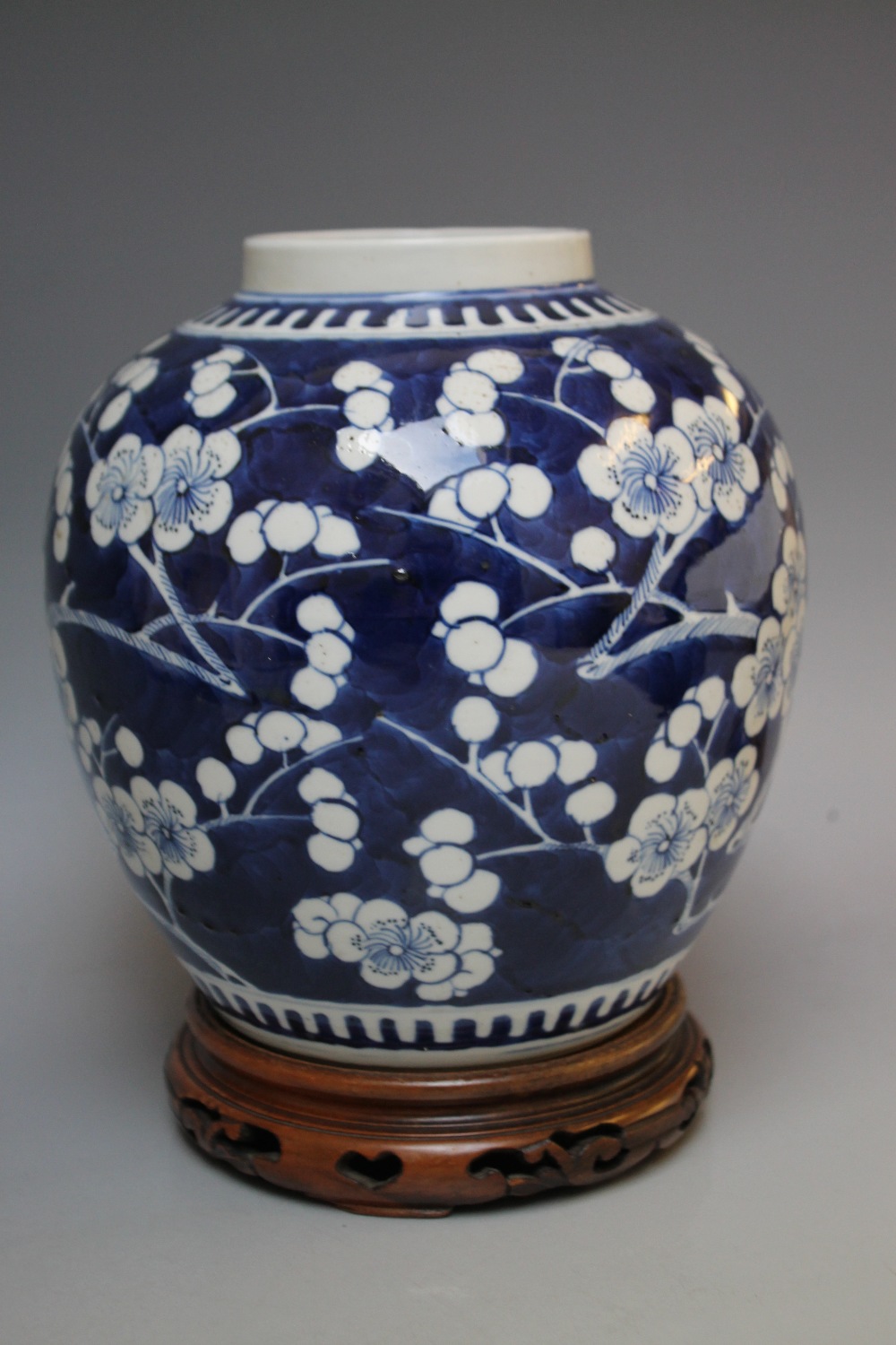 AN ORIENTAL BLUE AND WHITE GINGER JAR, four character mark to base, H 19.5 cm - Image 2 of 6