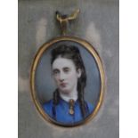 A LATE 19TH / EARLY 20TH CENTURY OVAL PORTRAIT MINIATURE OF A LADY IN A BLUE DRESS WEARING A LOCKET,