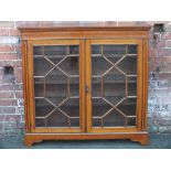 AN EDWARDIAN MAHOGANY AND SATINWOOD INLAID GLAZED BOOKCASE, twin glazed doors, H 114 cm, W 121 cm, D