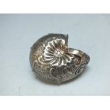 A PLATED NOVELTY SNUFF BOX IN THE FORM OF SEA SHELL, W 4 cm