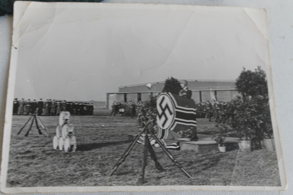 A GROUP OF GERMAN TYPE CLOTH BADGES, together with two photos - Image 3 of 7