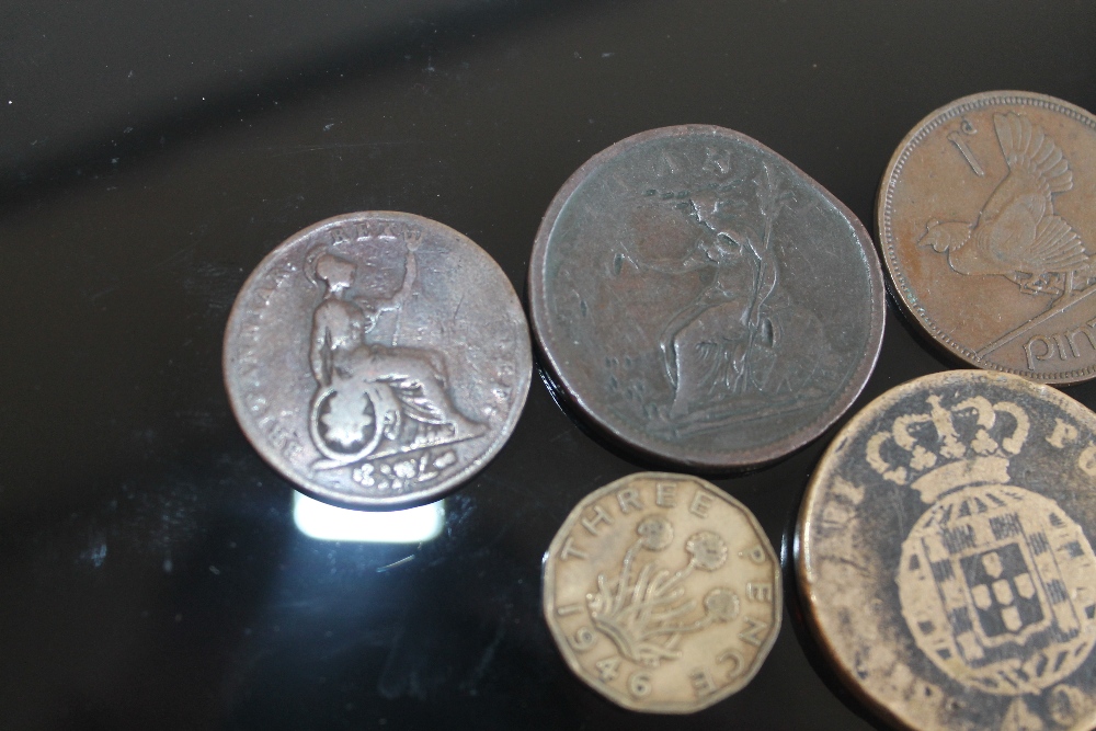 A SMALL GROUP OF COINS to include an Edward Bewley 1814 Wellington Victory Token and a 1946 three p - Image 3 of 3