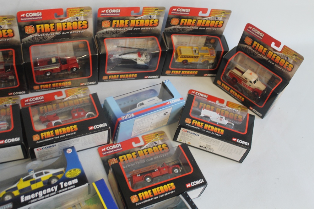 A COLLECTION OF BOXED POLICE AND FIRE SERVICE DIECAST VEHICLES to include Corgi Fire Heroes, Carara - Image 3 of 3
