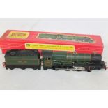 A BOXED HORNBY DUBLO 2221 4-6-0 LOCOMOTIVE "CARDIFF CASTLE" WITH TENDER 4075 BR GREEN