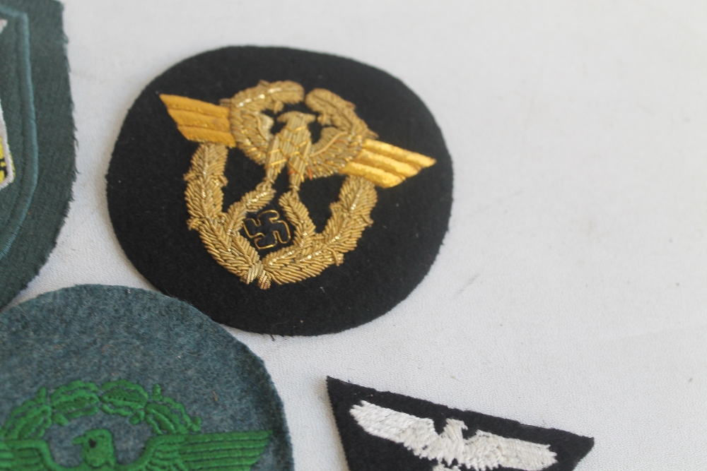 A GROUP OF GERMAN TYPE CLOTH BADGES, together with two photos - Image 5 of 7