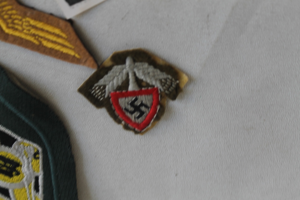 A GROUP OF GERMAN TYPE CLOTH BADGES, together with two photos - Image 7 of 7