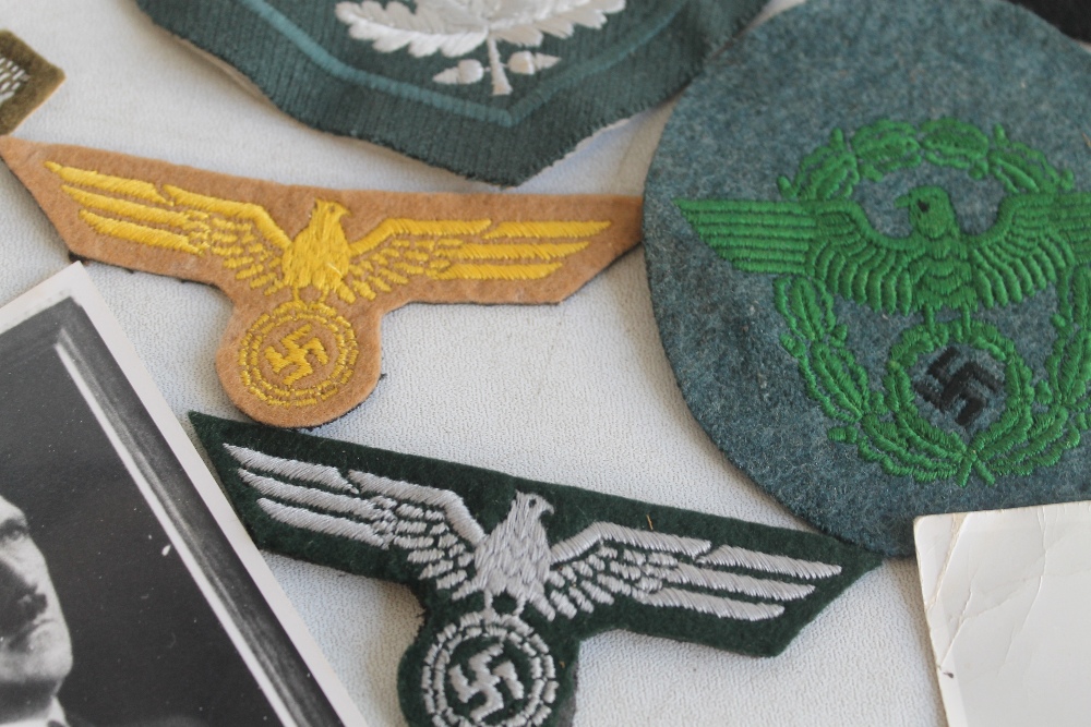 A GROUP OF GERMAN TYPE CLOTH BADGES, together with two photos - Image 6 of 7