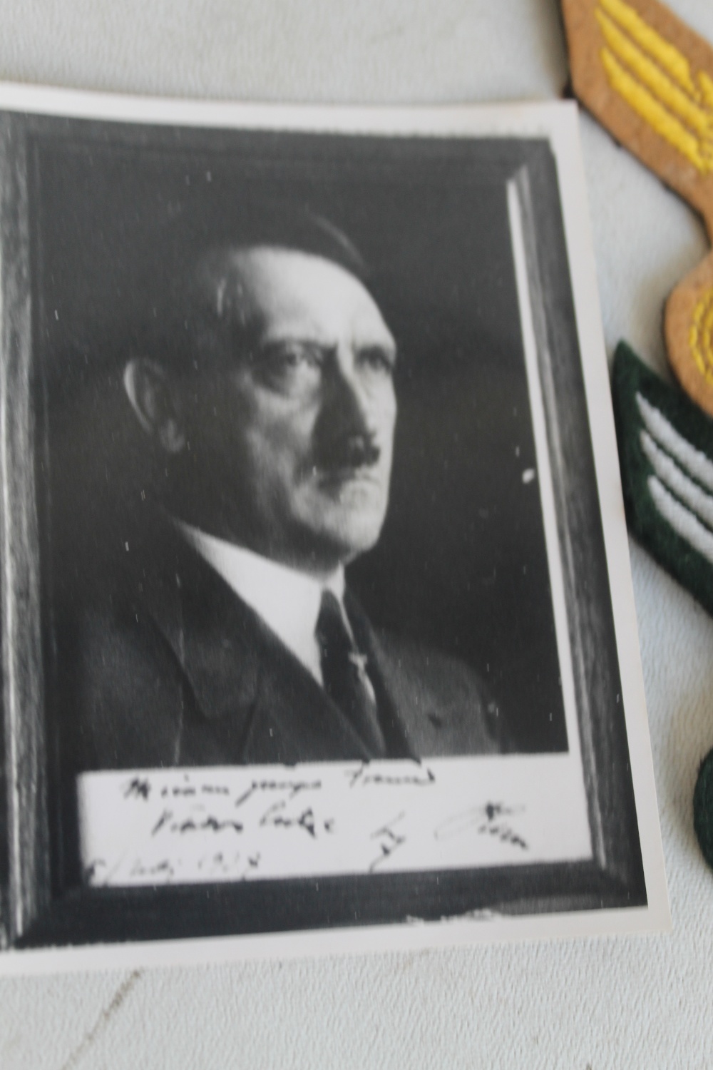 A GROUP OF GERMAN TYPE CLOTH BADGES, together with two photos - Image 2 of 7