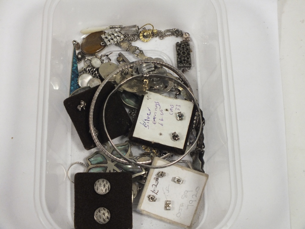 A QUANTITY OF ASSORTED JEWELLERY TO INCLUDE SILVER EXAMPLES