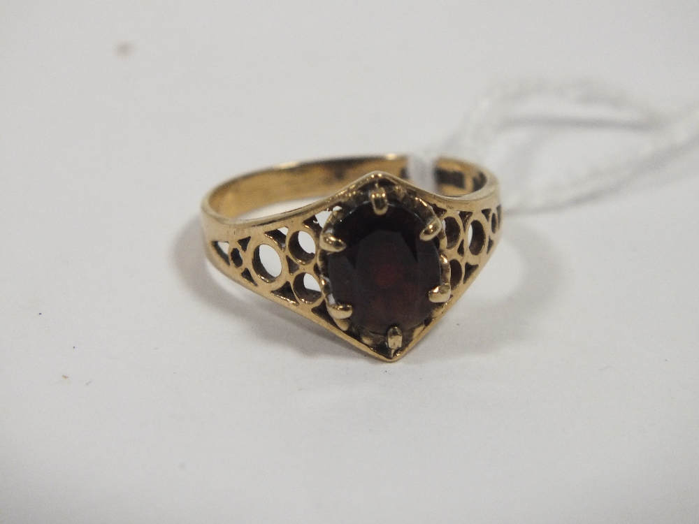 A LADIES 9CT GOLD AND GARNET DRESS RING