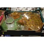 A TRAY OF VINTAGE GLASSWARE TO INCLUDE ART DECO EXAMPLES