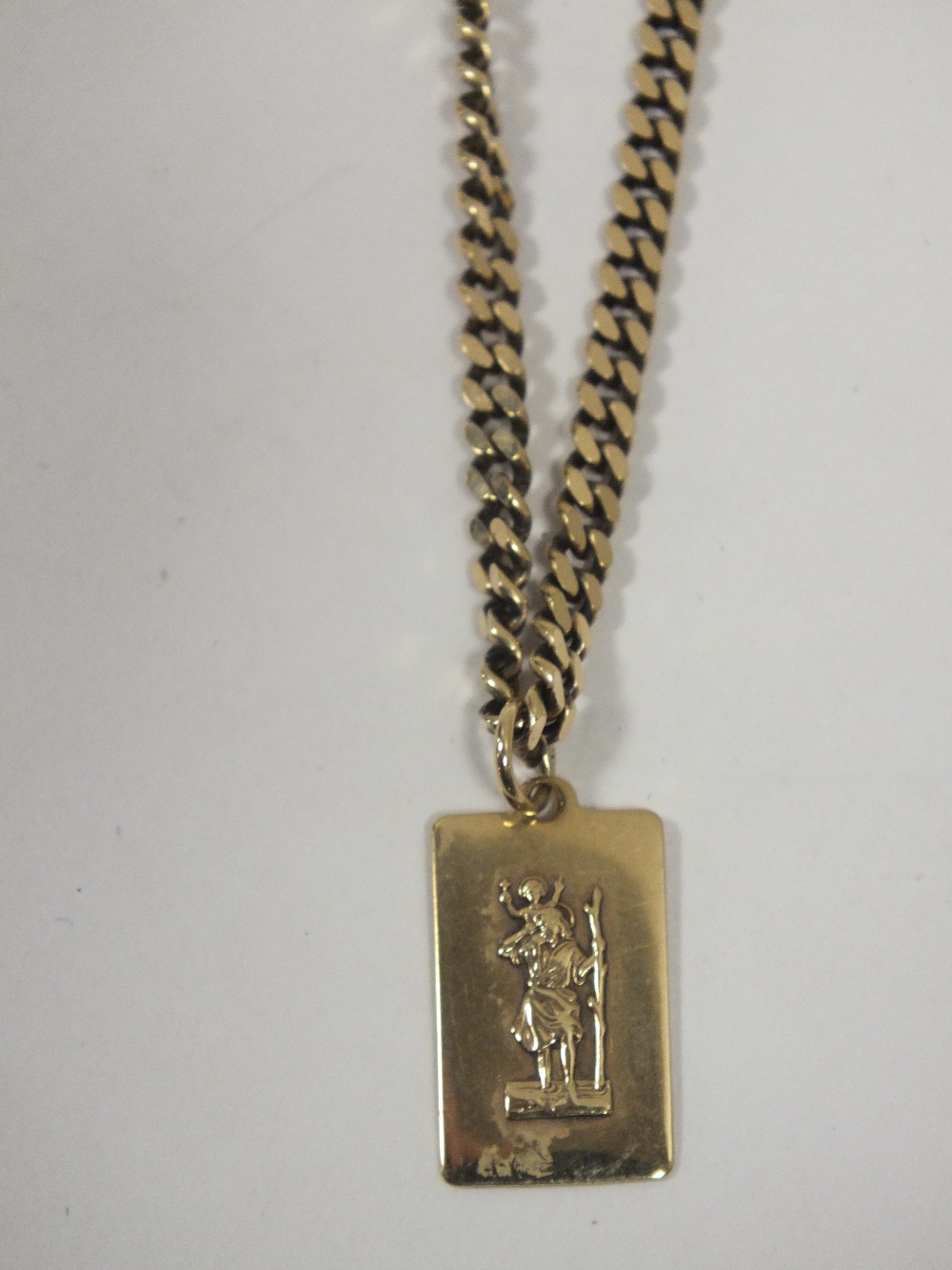 A HALLMARKED 9CT GOLD ST CHRISTOPHER INGOT ON 9CT GOLD CHAIN