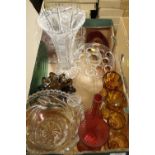 A TRAY OF ASSORTED GLASSWARE TO INCLUDE STUART CRYSTAL, CRANBERRY STYLE GLASS ETC.