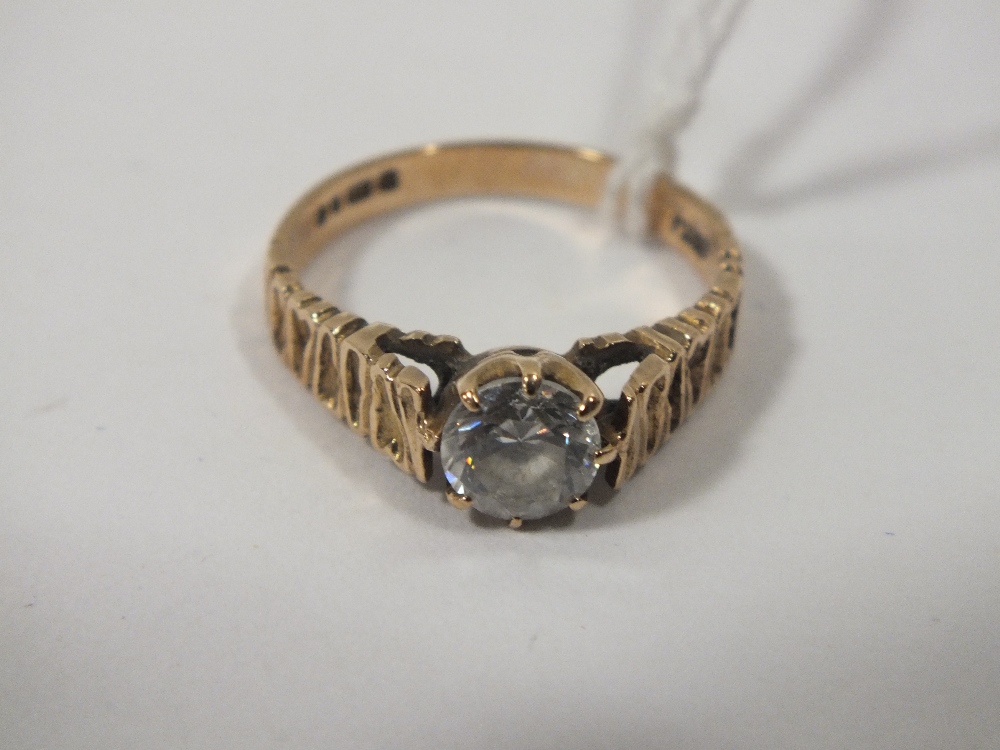 A LADIES 9CT GOLD SOLITAIRE RING