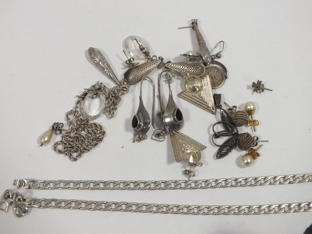 A BAG OF SILVER AND WHITE METAL JEWELLERY