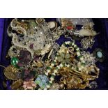 A BOX OF VINTAGE AND MODERN COSTUME JEWELLERY TO INCLUDE A LARGE QUANTITY OF BROOCHES