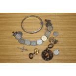 A BAG OF SILVER JEWELLERY ETC TO INCLUDE A COIN BRACELET, SILVER BANGLE ETC