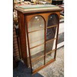 A 19TH CENTURY MAHOGANY GLAZED BOOKCASE / DISPLAY CABINET H 130 CM, W 85 CM