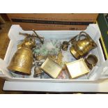 TRAY OF ASSORTED METALWARE TO INCLUDE BRASS BELL ETC