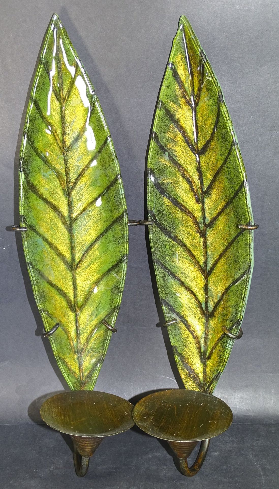 Paar grosse Kerzen-Wandhalter aus Metall mit Majolika-Blätter, H-50 cm, - Bild 2 aus 5