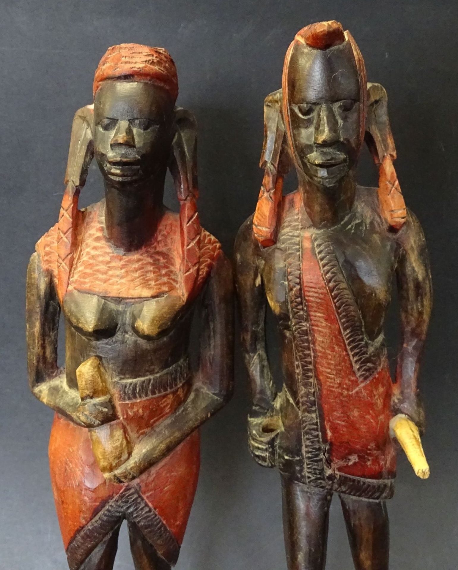Paar Massai, farbig gefasst, Speer und Schild fehlen, H-31 cm, - Bild 2 aus 6