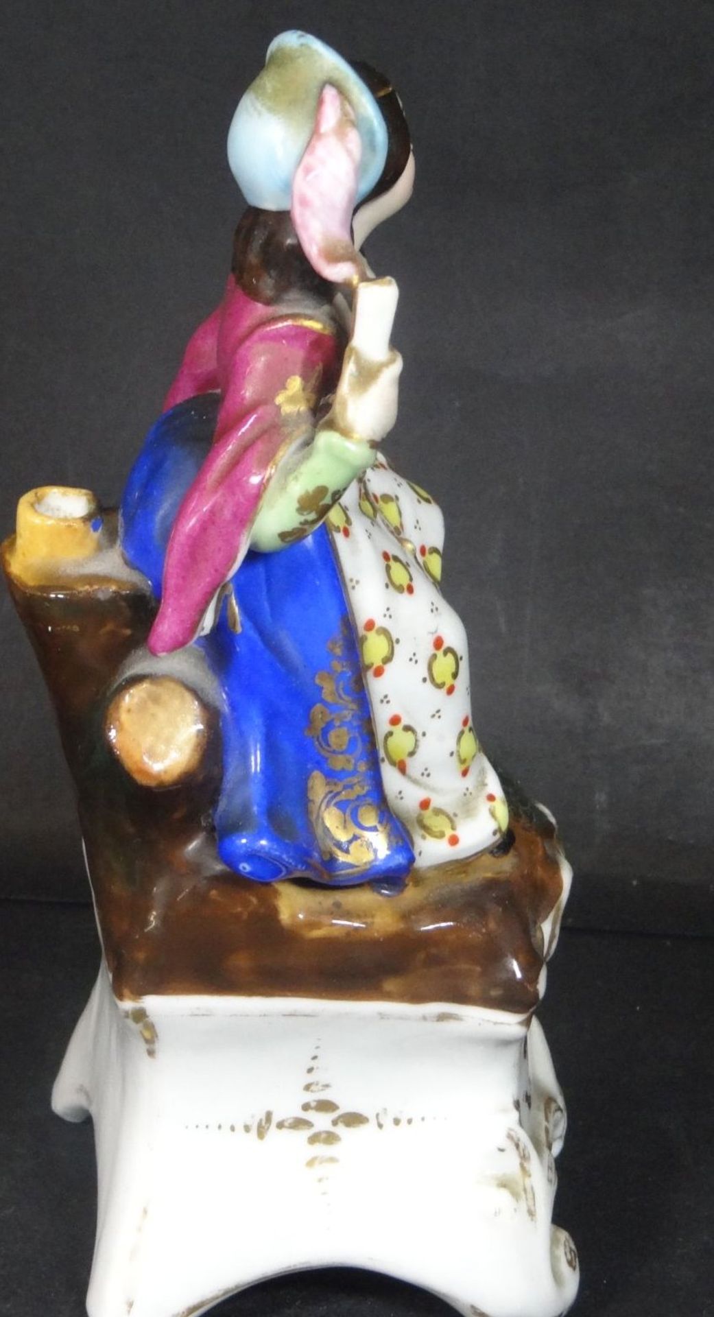 Porzellanfigur, junge Frau mit Fächer, bemalt, rückseitig wohl Stiel-Väschen, H-18 cm, Alters-u. - Bild 10 aus 10