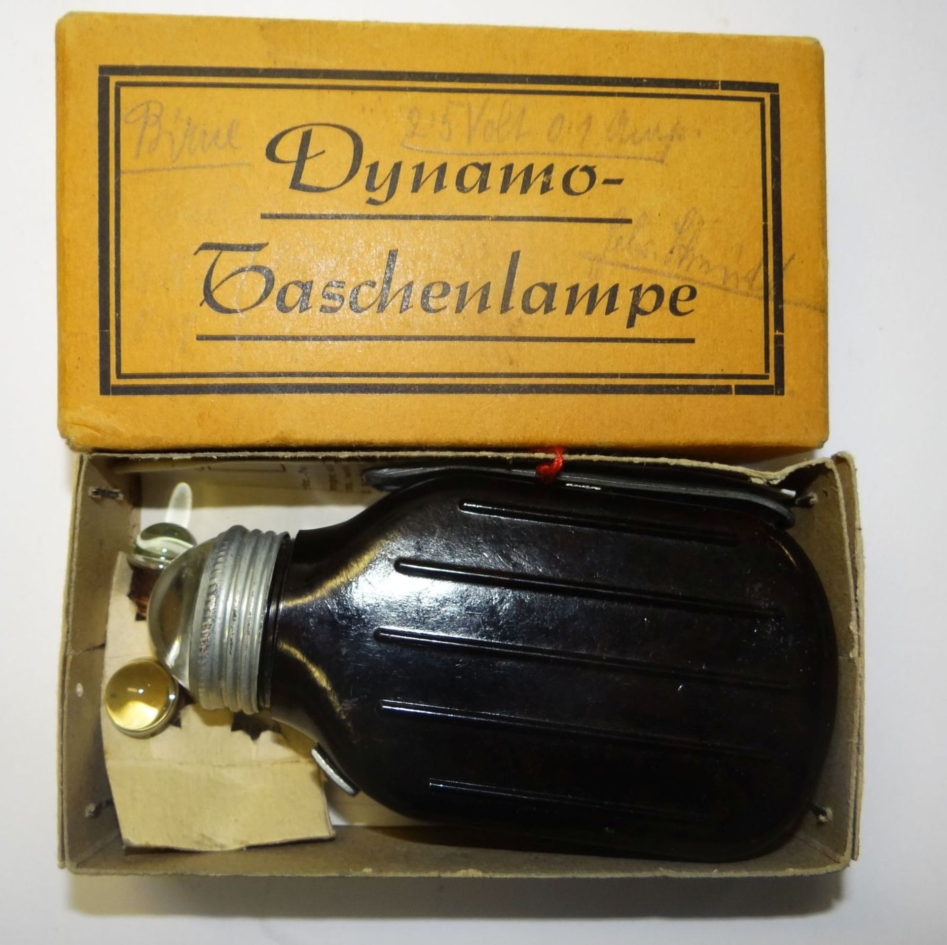 Dynamo-Handtaschenlampe in orig. Karton, Beschreibung, Ersatzbirnen, neuwertig und funktioniert