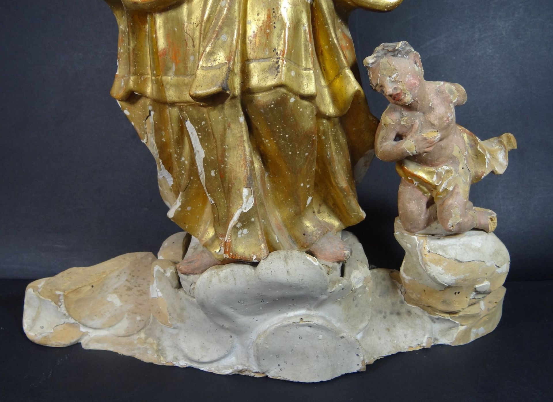Holzskulptur "Maria mit Kind und Putto" Reste alter Fassung, wohl 18.Jhd., ein Putto seitlich fehlt, - Bild 3 aus 10