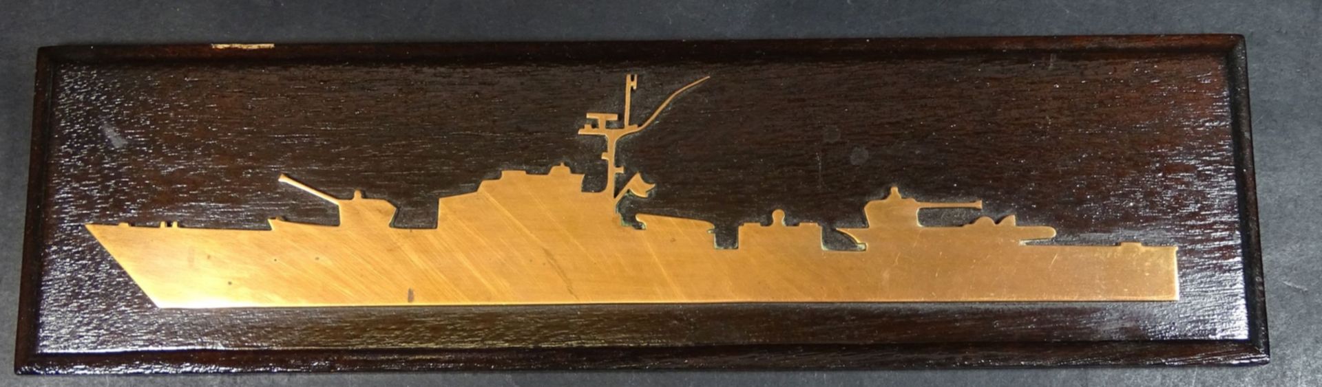Kriegsschiff aus Kupfer auf Holzbrett, rückseitig Liste Besatzung, 10x35 c