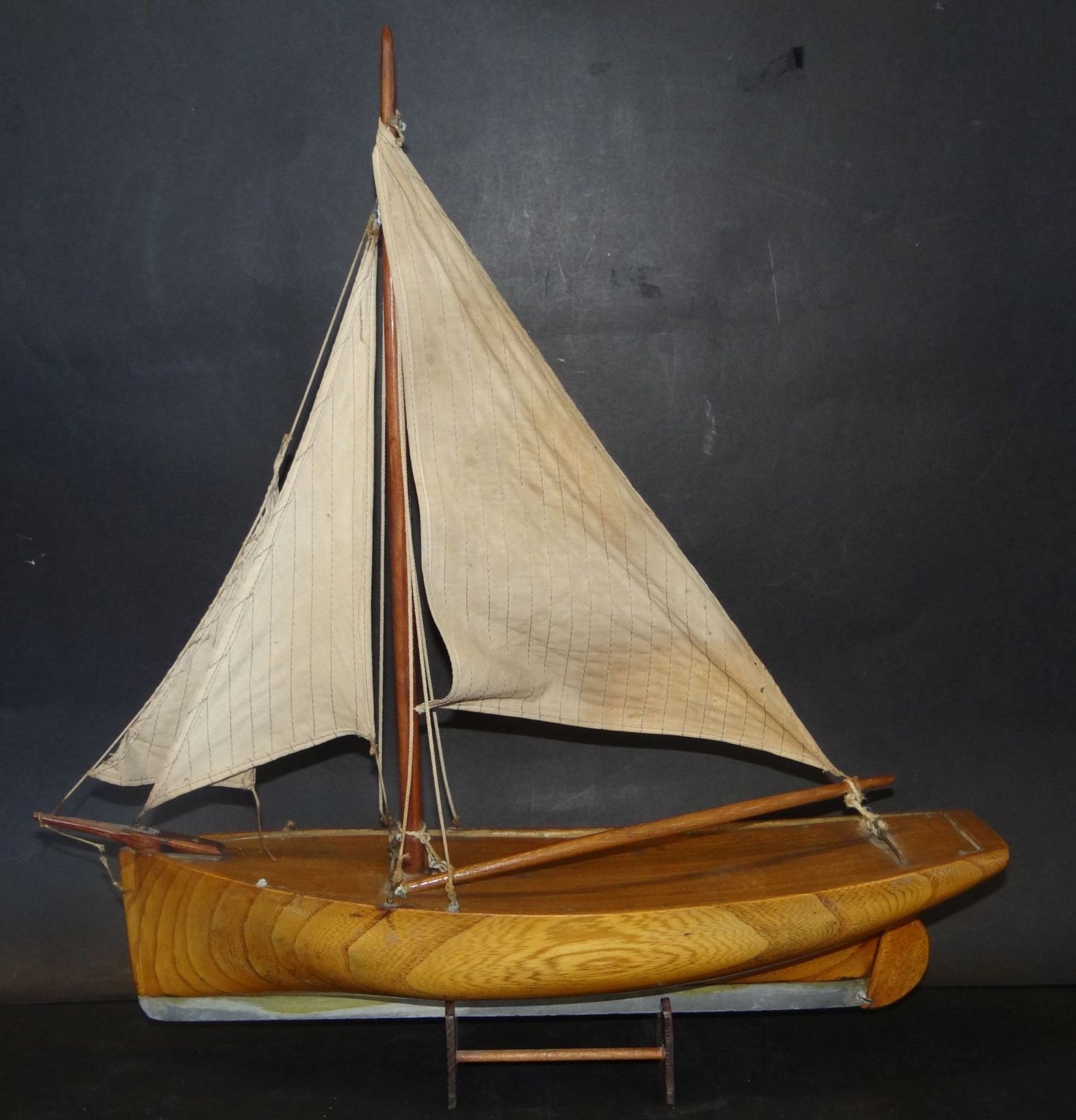 Modell eines Segelbootes auf Stand, Holz, Handarbeit, H-45 cm, L-43 cm