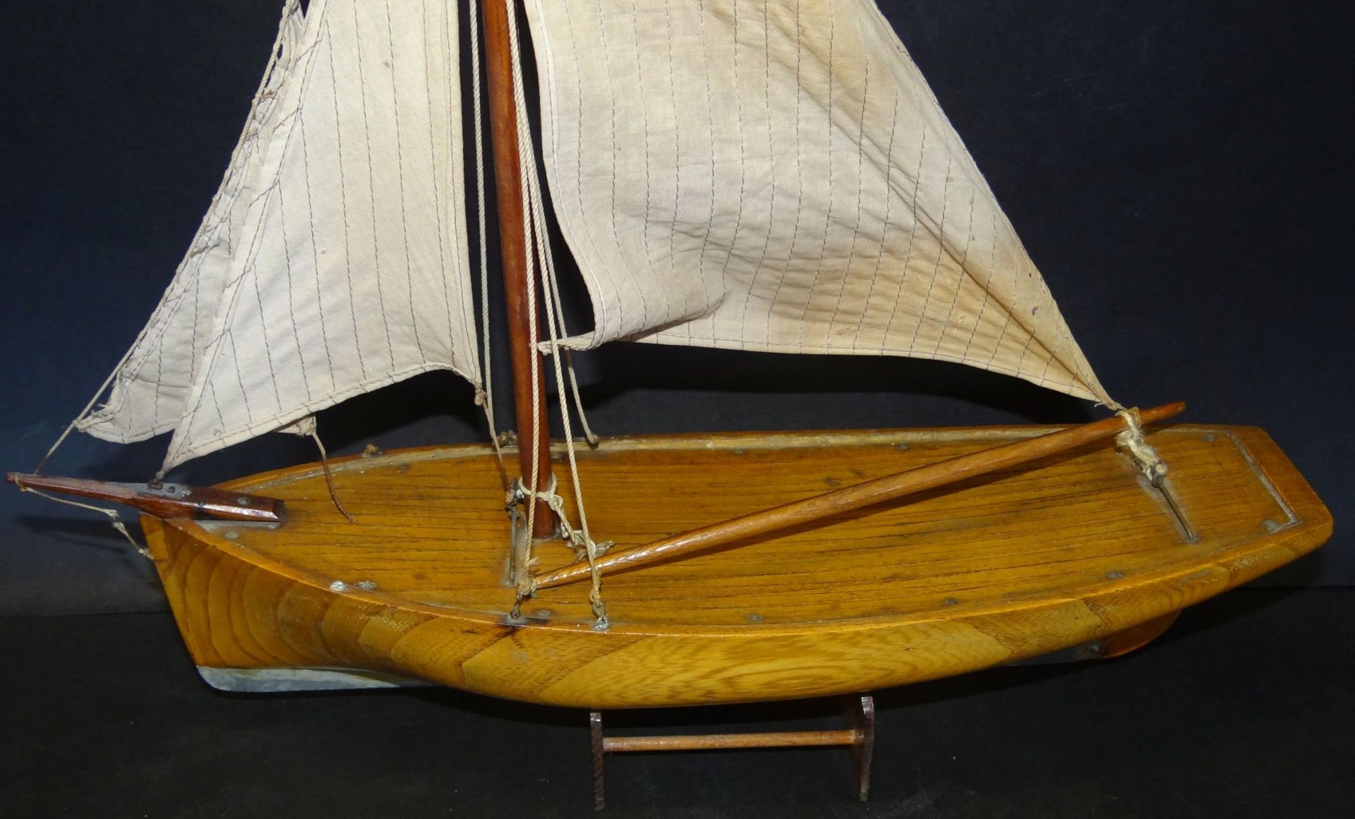 Modell eines Segelbootes auf Stand, Holz, Handarbeit, H-45 cm, L-43 cm - Bild 2 aus 5