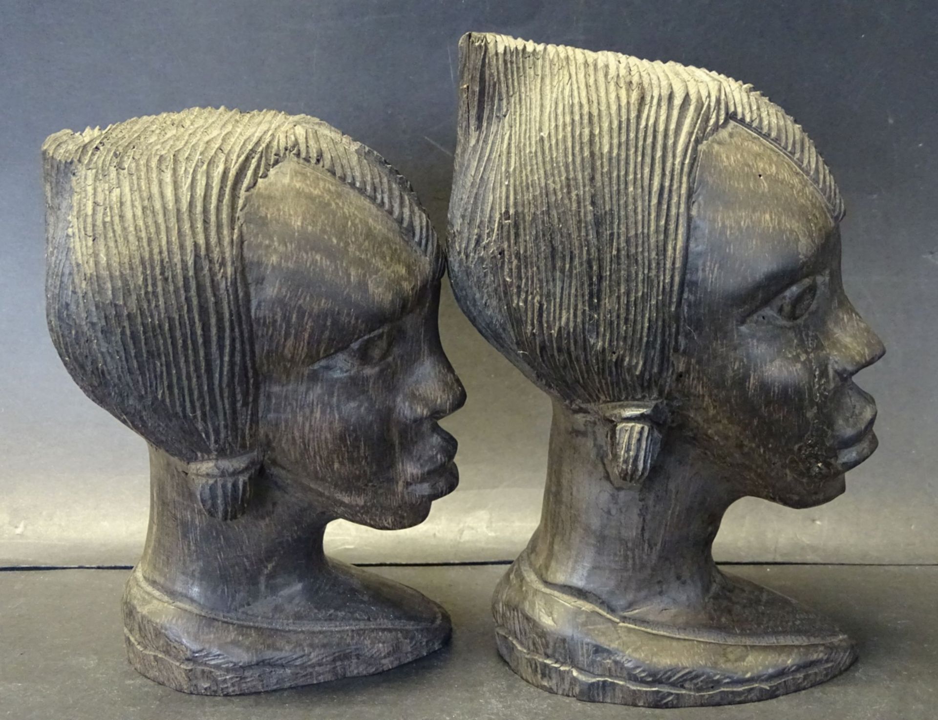 Paar Holz-Büsten, afrikanisches Paar, H-18 und 19 cm, Alters-u. Gebrauchsspure - Bild 4 aus 4