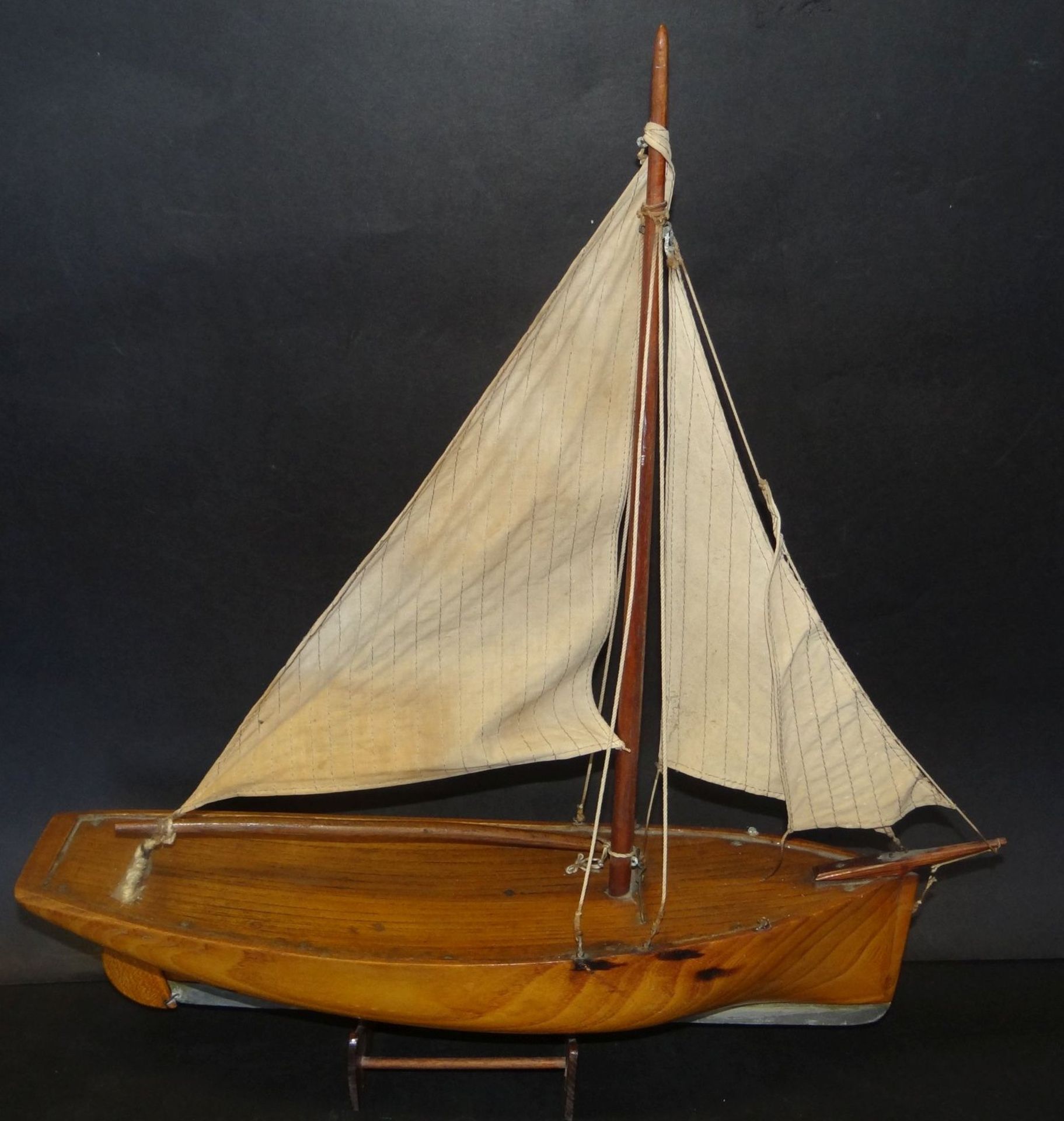 Modell eines Segelbootes auf Stand, Holz, Handarbeit, H-45 cm, L-43 cm - Bild 3 aus 5