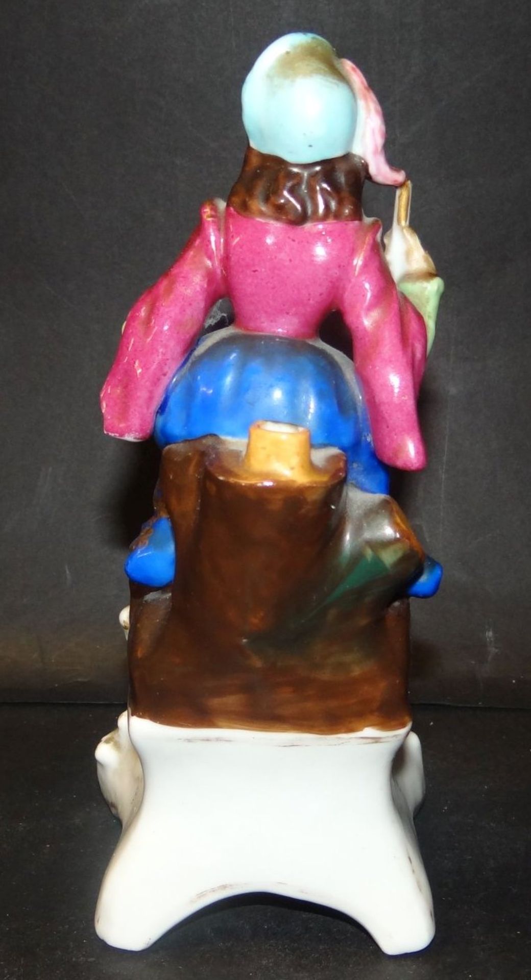 Porzellanfigur, junge Frau mit Fächer, bemalt, rückseitig wohl Stiel-Väschen, H-18 cm, Alters-u. - Bild 5 aus 10