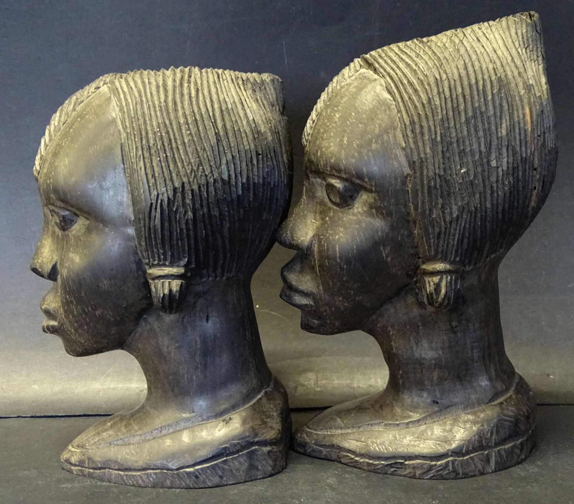 Paar Holz-Büsten, afrikanisches Paar, H-18 und 19 cm, Alters-u. Gebrauchsspure - Bild 2 aus 4
