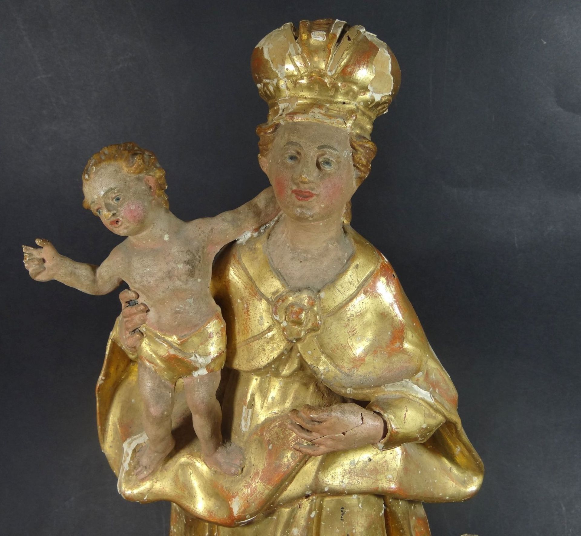 Holzskulptur "Maria mit Kind und Putto" Reste alter Fassung, wohl 18.Jhd., ein Putto seitlich fehlt, - Bild 2 aus 10
