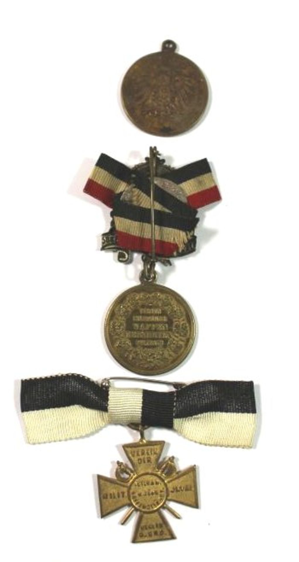 2x div. Abzeichen Kriegervereine sowie Erinnerungsmedaille der Schlacht von Sedan.