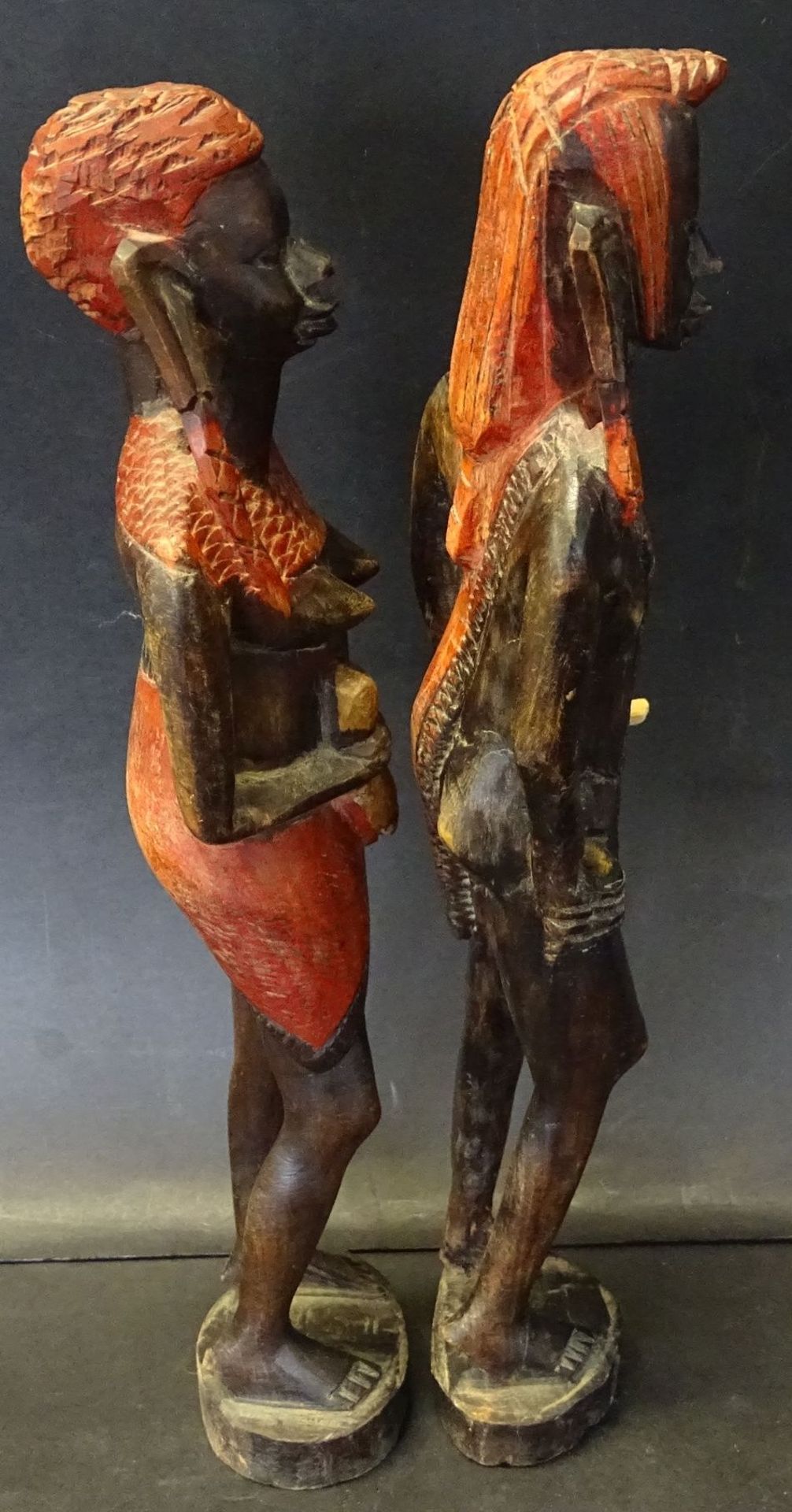 Paar Massai, farbig gefasst, Speer und Schild fehlen, H-31 cm, - Bild 4 aus 6