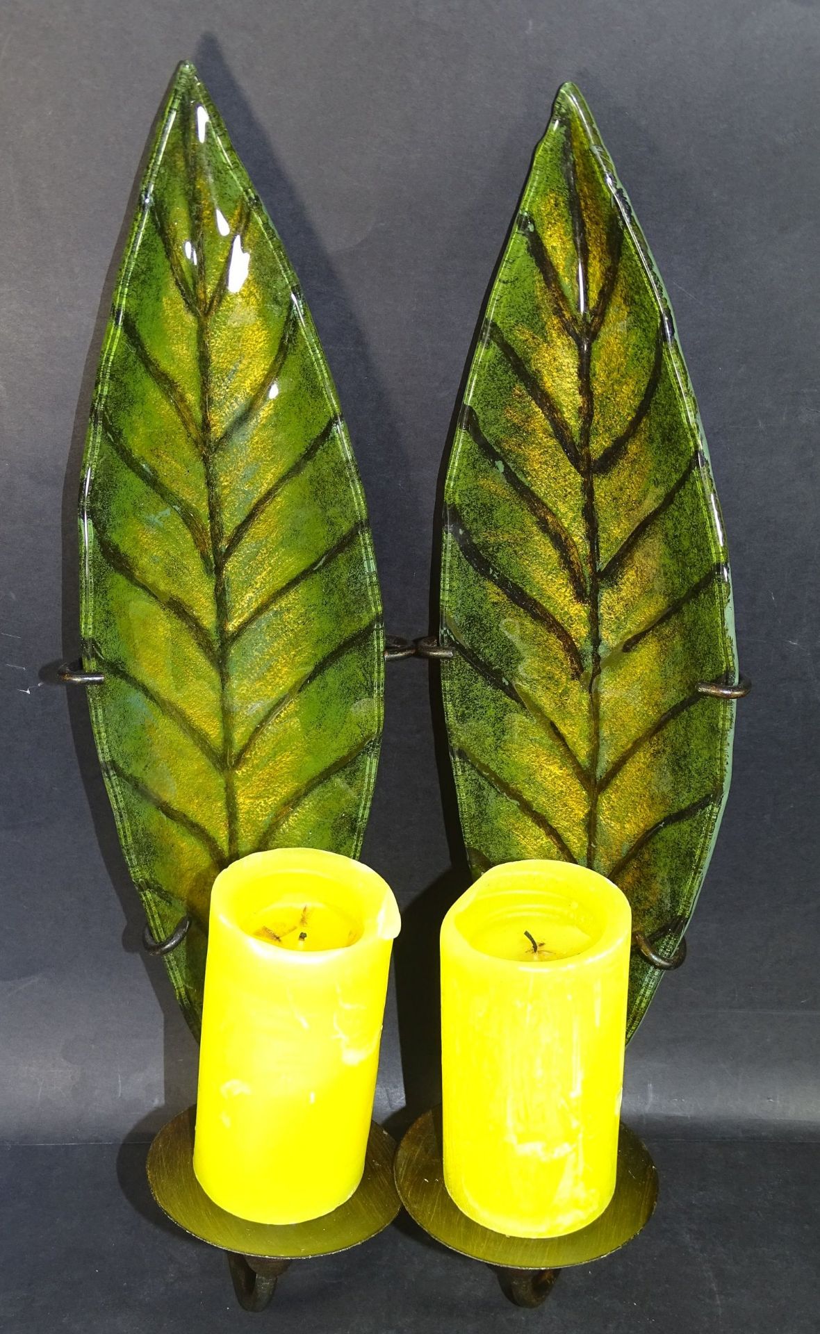 Paar grosse Kerzen-Wandhalter aus Metall mit Majolika-Blätter, H-50 cm,