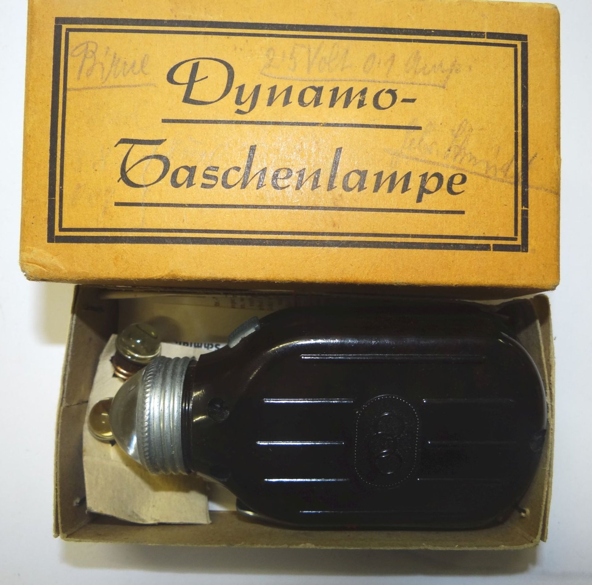 Dynamo-Handtaschenlampe in orig. Karton, Beschreibung, Ersatzbirnen, neuwertig und funktioniert - Bild 2 aus 4