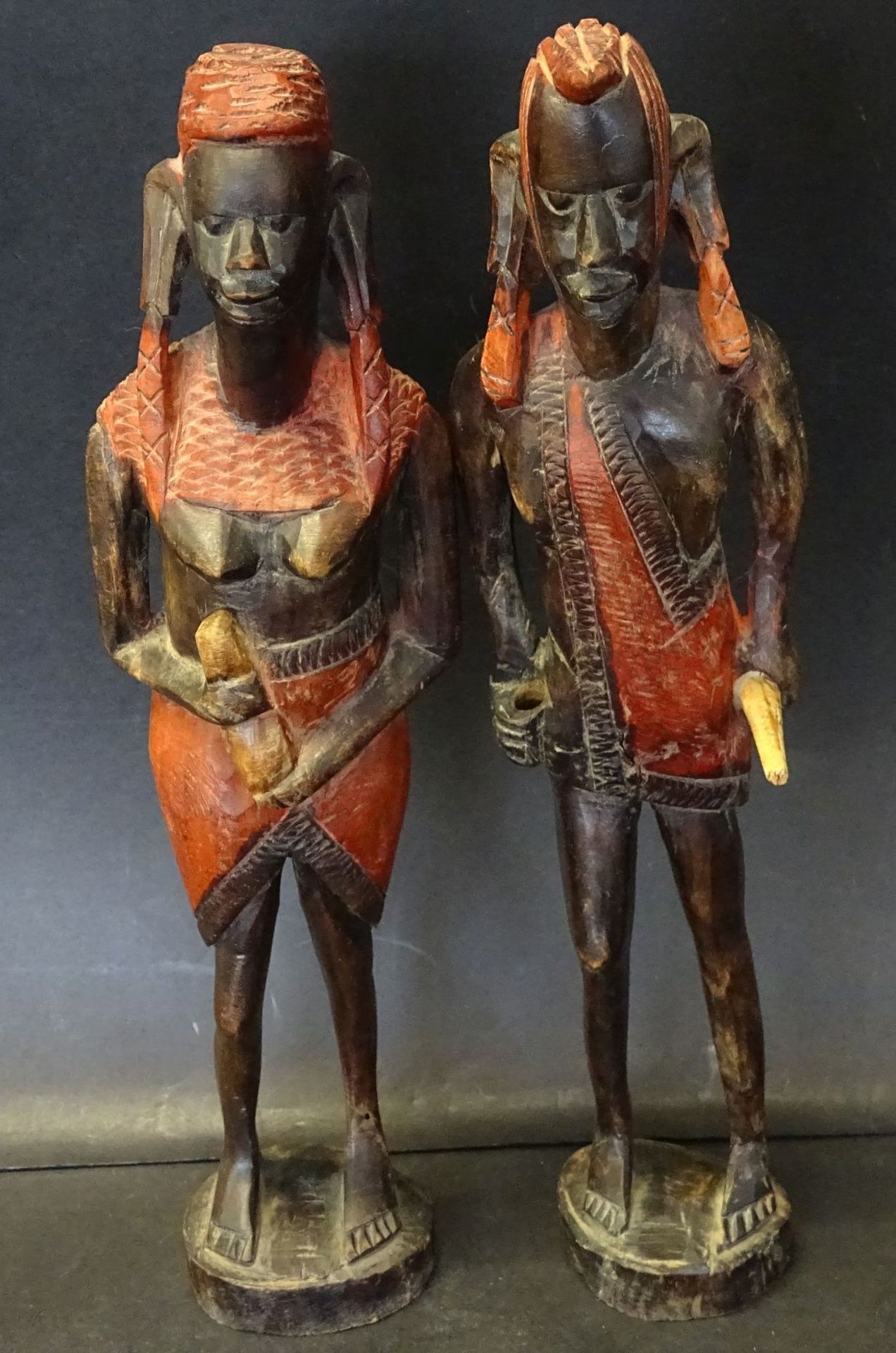 Paar Massai, farbig gefasst, Speer und Schild fehlen, H-31 cm,