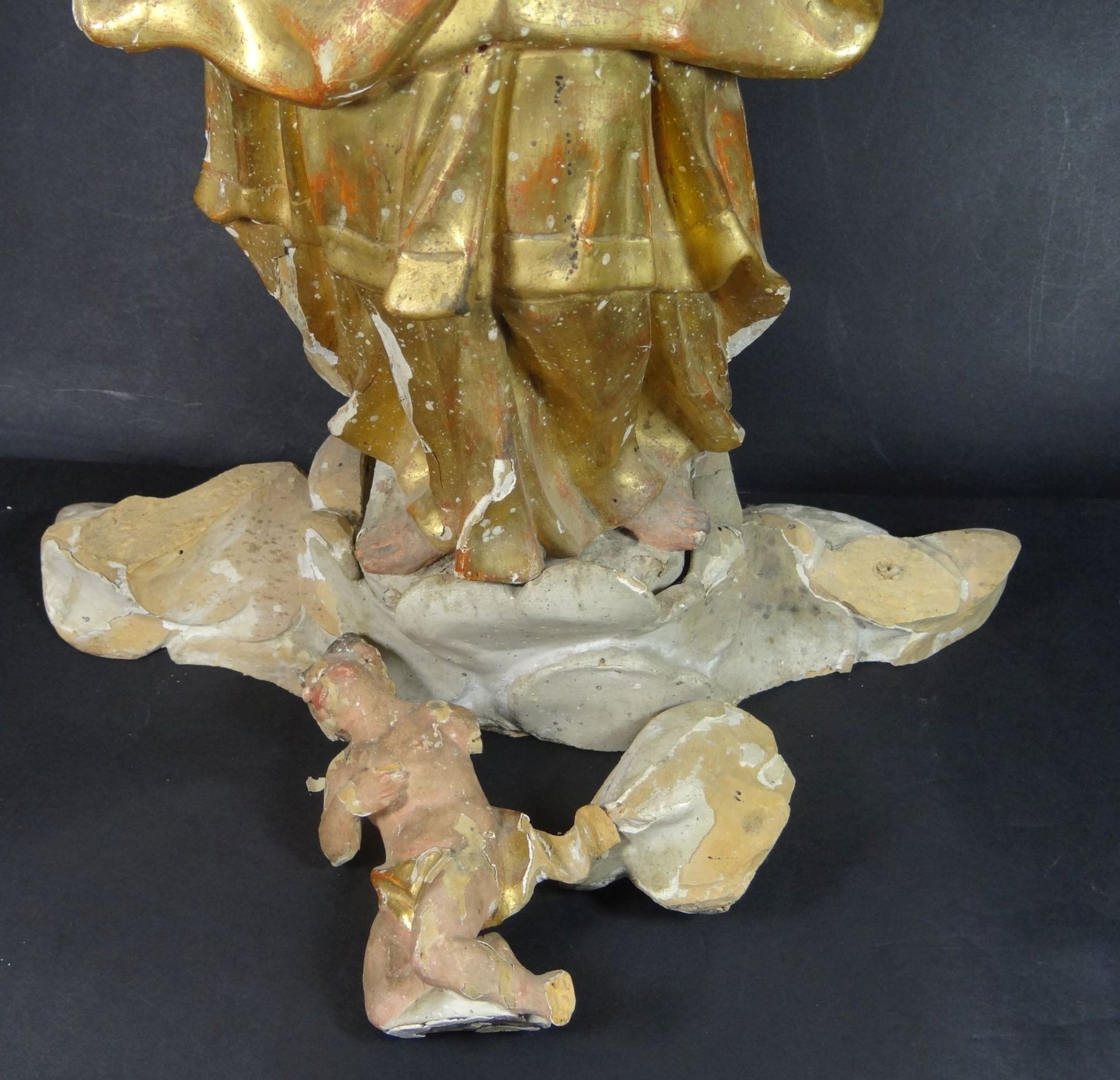 Holzskulptur "Maria mit Kind und Putto" Reste alter Fassung, wohl 18.Jhd., ein Putto seitlich fehlt, - Bild 6 aus 10