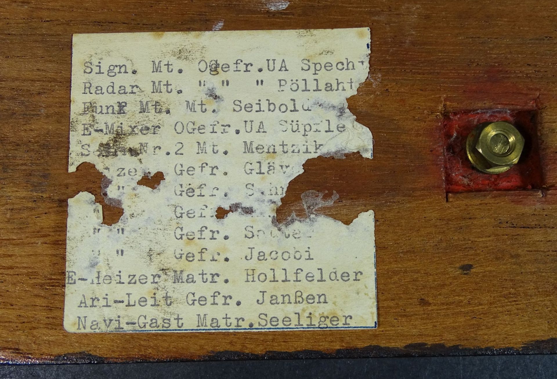 Kriegsschiff aus Kupfer auf Holzbrett, rückseitig Liste Besatzung, 10x35 c - Bild 4 aus 5