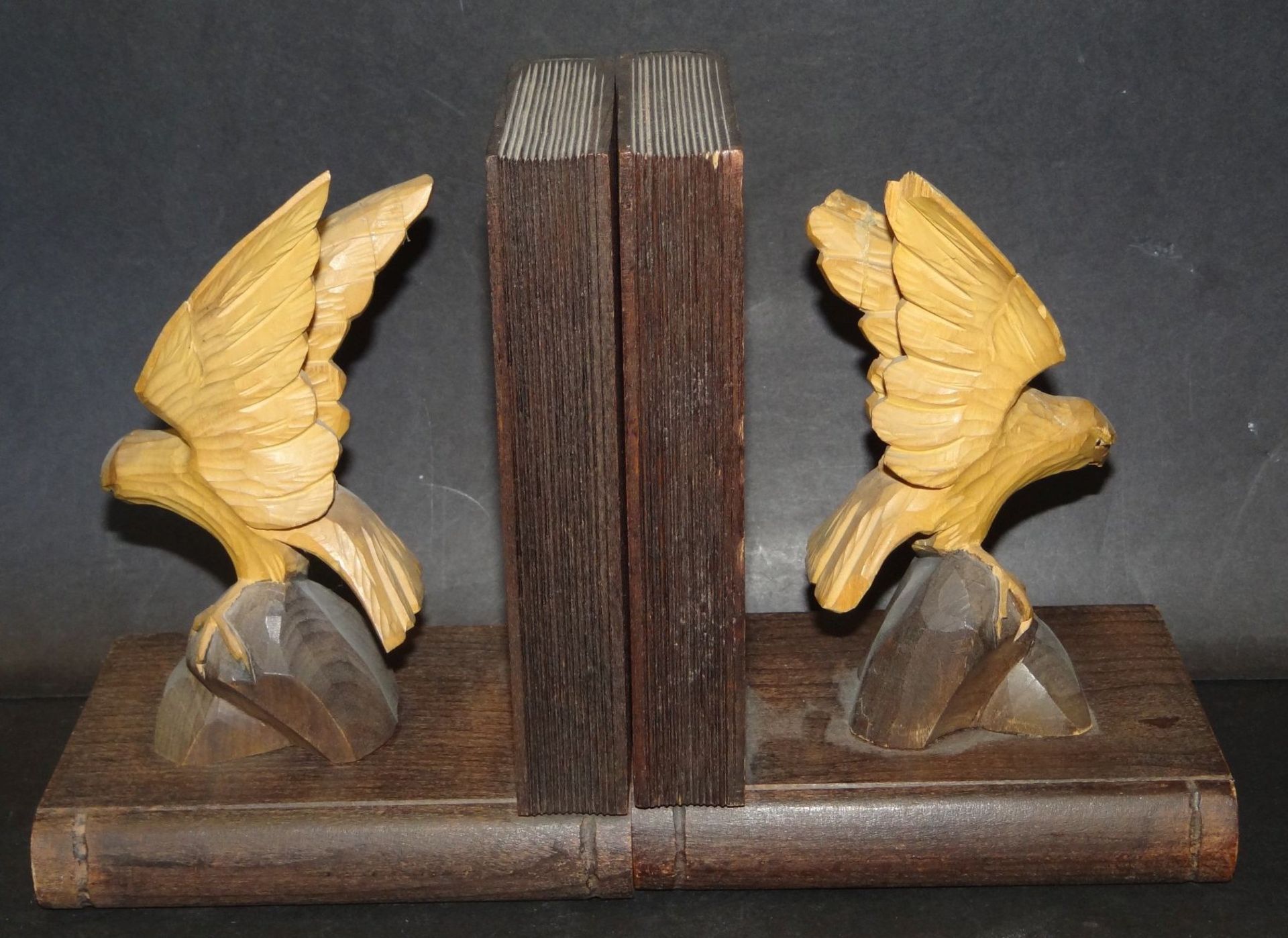 Paar Holz-Buchstützen, Adler, einmal Flügel beschädigt, H-18 - Bild 2 aus 5