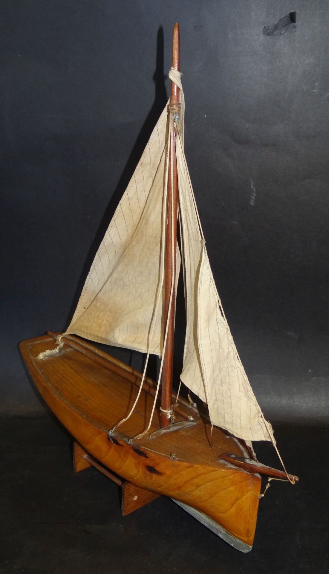 Modell eines Segelbootes auf Stand, Holz, Handarbeit, H-45 cm, L-43 cm - Bild 4 aus 5