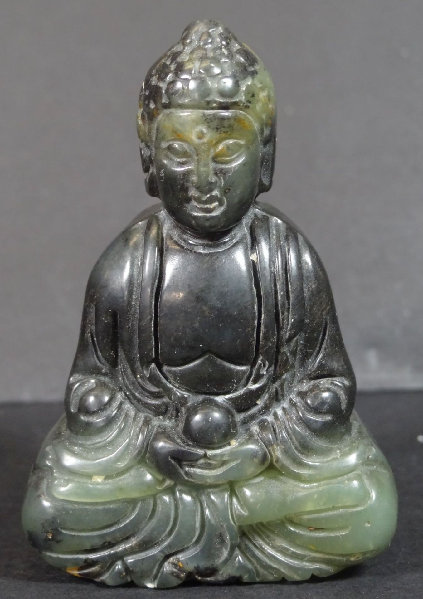 Jade-Schnitzerei, sitzender Buddha, H-6 cm